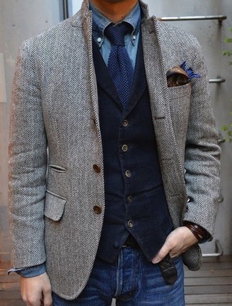 Dunkelblaue Cordweste kombinieren – 5 Herren Outfits: Kombinieren Sie eine dunkelblaue Cordweste mit blauen Jeans, um vor Klasse und Perfektion zu strotzen.