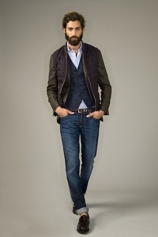 Dunkelblaue Weste kombinieren – 437 Herren Outfits: Erwägen Sie das Tragen von einer dunkelblauen Weste und dunkelblauen Jeans, um vor Klasse und Perfektion zu strotzen. Machen Sie Ihr Outfit mit dunkelbraunen Leder Slippern eleganter.