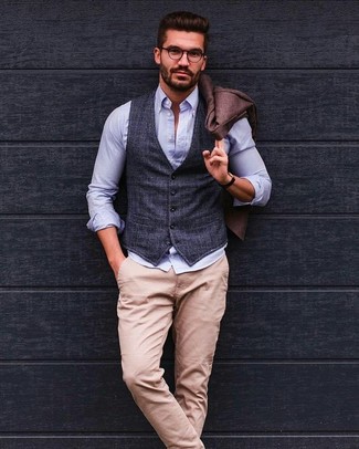 Graue Weste kombinieren – 427 Herren Outfits: Vereinigen Sie eine graue Weste mit einer hellbeige Chinohose, wenn Sie einen gepflegten und stylischen Look wollen.
