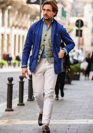 Blaues Baumwollsakko kombinieren – 98 Herren Outfits: Vereinigen Sie ein blaues Baumwollsakko mit einer weißen Chinohose, um einen eleganten, aber nicht zu festlichen Look zu kreieren. Vervollständigen Sie Ihr Outfit mit dunkelbraunen Leder Slippern mit Quasten, um Ihr Modebewusstsein zu zeigen.