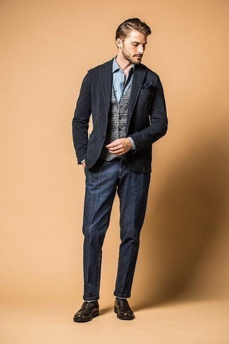 Graue Weste mit Schottenmuster kombinieren – 71 Herren Outfits: Kombinieren Sie eine graue Weste mit Schottenmuster mit dunkelblauen Jeans, um einen modischen Freizeitlook zu kreieren. Setzen Sie bei den Schuhen auf die klassische Variante mit dunkelbraunen Leder Slippern.