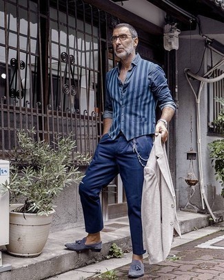 50 Jährige: Wie Weste mit Sakkos zu kombinieren – 122 Herren Outfits: Kombinieren Sie ein Sakko mit einer Weste für eine klassischen und verfeinerte Silhouette. Blaue Wildleder Slipper mit Quasten fügen sich nahtlos in einer Vielzahl von Outfits ein.