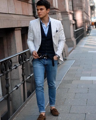 Weste kombinieren – 500+ Herren Outfits: Vereinigen Sie eine Weste mit blauen Jeans, um vor Klasse und Perfektion zu strotzen. Fügen Sie dunkelbraunen Wildleder Slipper mit Quasten für ein unmittelbares Style-Upgrade zu Ihrem Look hinzu.