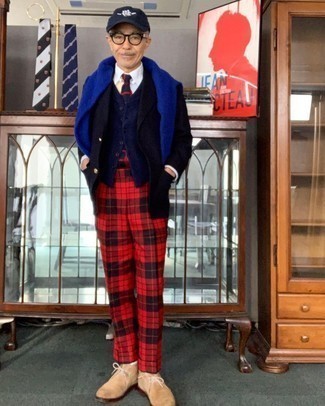 Weste kombinieren – 500+ Herren Outfits: Geben Sie den bestmöglichen Look ab in einer Weste und einer roten Anzughose mit Schottenmuster. Beige Chukka-Stiefel aus Wildleder verleihen einem klassischen Look eine neue Dimension.