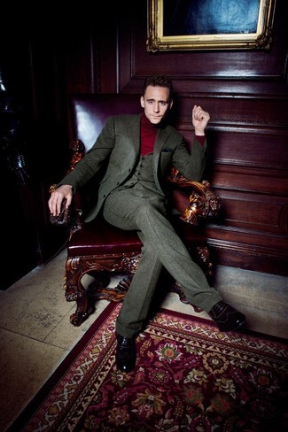 Tom Hiddleston trägt olivgrünes Wollsakko, olivgrüne Wollweste, dunkelroter Rollkragenpullover, olivgrüne Wollanzughose