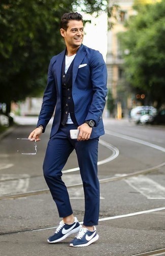 Welche Westen mit blauer Chinohose zu tragen – 87 Herren Outfits warm Wetter: Entscheiden Sie sich für eine Weste und eine blaue Chinohose für eine klassischen und verfeinerte Silhouette. Dunkelblaue und weiße Sportschuhe leihen Originalität zu einem klassischen Look.