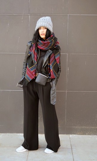 schwarzer Schal mit Schottenmuster, schwarze Leder Bikerjacke, dunkelgrauer kurzer Pullover, schwarze weite Hose für Damen