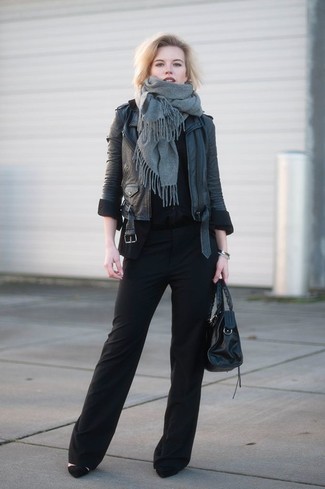 Stola kombinieren – 122 Damen Outfits: Um einen unkompliziertfen und lockeren Look zu erhalten, probieren Sie diese Kombination aus einer schwarzen Leder Bikerjacke und einer Stola. Schwarze Wildleder Pumps sind eine ideale Wahl, um dieses Outfit zu vervollständigen.
