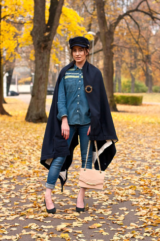 Hemd kombinieren – 500+ Herbst Damen Outfits: Um einen modischen Alltags-Look zu kreieren, probieren Sie diese Kombination aus einem Hemd und blauen engen Jeans. Schwarze Wildleder Pumps sind eine großartige Wahl, um dieses Outfit zu vervollständigen. Schon ergibt sich ein cooler Übergangs-Look.