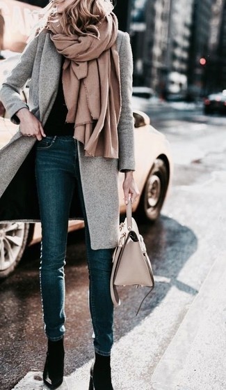 Grauen Mantel kombinieren – 539+ Damen Outfits: Um ein entspanntes Outfit zu erzielen, brauchen Sie nur einen grauen Mantel und dunkelblauen enge Jeans. Ergänzen Sie Ihr Look mit schwarzen Leder Pumps.