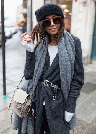 Graue Stola kombinieren – 43 Damen Outfits: Paaren Sie einen dunkelgrauen Mantel mit einer grauen Stola für einen zeitgenössischen lockeren Look.