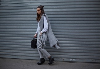 Stola kombinieren – 122 Damen Outfits: Ein grauer Pullover mit einem Rundhalsausschnitt und eine Stola sind wunderbar geeignet, um ein lockeres Outfit zu erreichen. Vervollständigen Sie Ihr Outfit mit schwarzen Keilstiefeletten aus Leder, um Ihr Modebewusstsein zu zeigen.