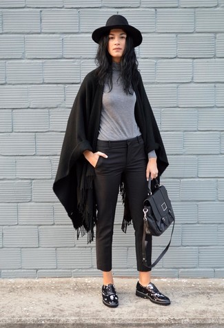 schwarzer Schal, grauer Rollkragenpullover, schwarze Caprihose, schwarze klobige Leder Oxford Schuhe für Damen