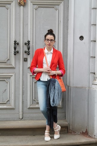 grauer Schal, rotes Sakko, weißes Businesshemd, hellblaue enge Jeans für Damen