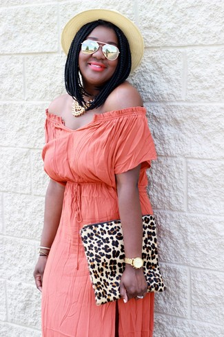Hellbeige Wildledertaschen mit Leopardenmuster kombinieren – 18 Casual Damen Outfits: Probieren Sie die Kombination aus einem orange schulterfreiem Kleid und hellbeige Wildledertaschen mit Leopardenmuster, um ein wunderbares Alltags-Outfit zu zaubern.