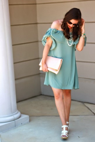 Grünes schulterfreies Kleid kombinieren – 1 Damen Outfits: Entscheiden Sie sich für ein grünes schulterfreies Kleid für eine entspannte Silhouette. Fühlen Sie sich ideenreich? Ergänzen Sie Ihr Outfit mit weißen Keilsandaletten aus Leder.