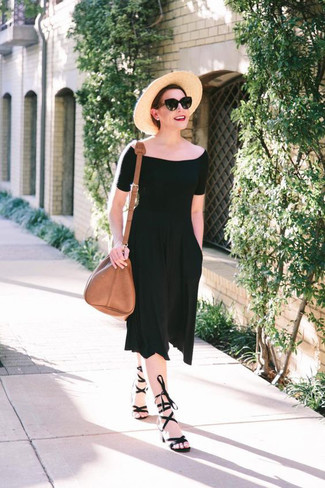 Schwarzes schulterfreies Kleid kombinieren – 23 Damen Outfits: Um einen einfachen und super lässigen Trend-Look zu erzeugen, entscheiden Sie sich für ein schwarzes schulterfreies Kleid. Ergänzen Sie Ihr Look mit schwarzen Leder Sandaletten.