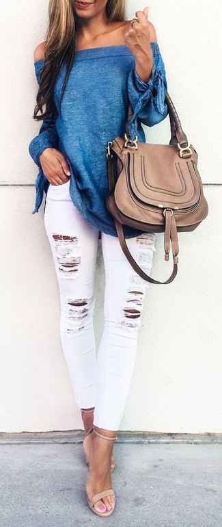 Weiße enge Jeans mit Destroyed-Effekten kombinieren – 129 Damen Outfits: Ein blaues schulterfreies Oberteil und weiße enge Jeans mit Destroyed-Effekten sind absolut Freizeit-Must-Haves und können mit einer Vielzahl von Kleidungsstücken gepaart werden. Vervollständigen Sie Ihr Look mit hellbeige Leder Sandaletten.