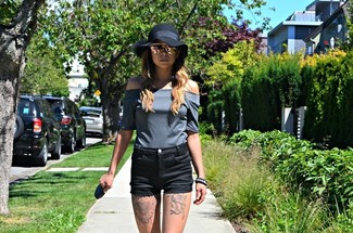Casual heiß Wetter Outfits Damen 2024: Vereinigen Sie ein graues schulterfreies Oberteil mit schwarzen Shorts, um einen zeitgenössischen lockeren Trend-Look zu erhalten.