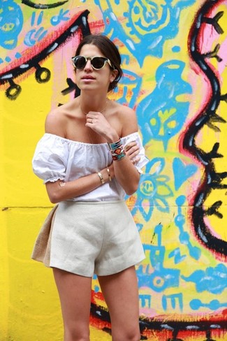 Hellbeige Shorts kombinieren – 73 Damen Outfits: Probieren Sie die Kombination aus einem weißen schulterfreiem Oberteil und hellbeige Shorts, um einen coolen super lässigen Alltags-Look zu erreichen.