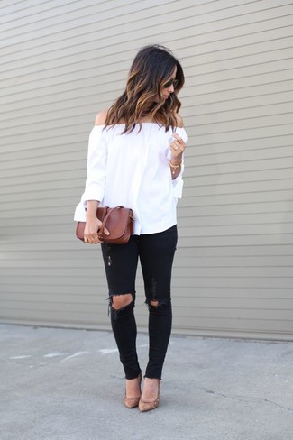 Weißes schulterfreies Oberteil kombinieren – 114 Damen Outfits: Probieren Sie diese Kombination aus einem weißen schulterfreiem Oberteil und schwarzen engen Jeans mit Destroyed-Effekten, um einen hübschen ultralässigen Trend-Look zu erzielen. Vervollständigen Sie Ihr Look mit beige Leder Pumps.