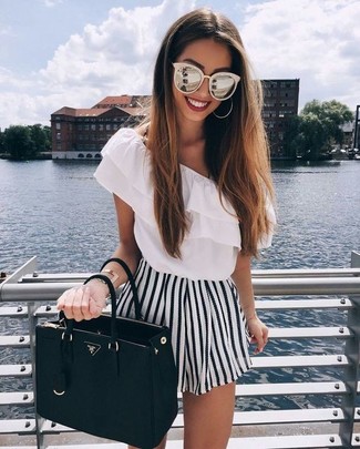 Weiße und schwarze Shorts kombinieren – 177 Damen Outfits: Um einen unkompliziertfen und lockeren Trend-Look zu zaubern, probieren Sie diese Kombi aus einem weißen schulterfreiem Oberteil mit Rüschen und weißen und schwarzen Shorts.