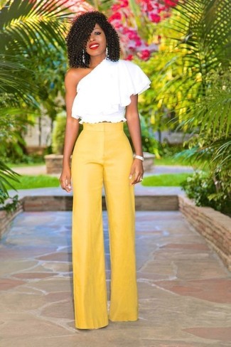 Gelbgrüne weite Hose kombinieren – 35 Damen Outfits: Diese Kombination aus einem weißen schulterfreiem Oberteil mit Rüschen und einer gelbgrünen weiter Hose bietet die perfekte Balance zwischen einem Trend-Look und modernem Charme.