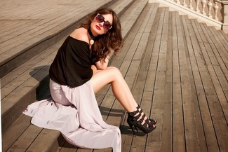 Rosa Seide Maxirock kombinieren – 3 Damen Outfits: Probieren Sie diese Kombi aus einer schwarzen Langarmbluse und einem rosa Seide Maxirock, um einen ultralässigen aber modischen Look zu zaubern. Schwarze Wildleder Sandaletten sind eine gute Wahl, um dieses Outfit zu vervollständigen.