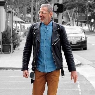 Wie Bikerjacke mit Langarmhemdes zu kombinieren – 201 Herren Outfits: Kombinieren Sie eine Bikerjacke mit einem Langarmhemd, um einen lockeren, aber dennoch stylischen Look zu erhalten.