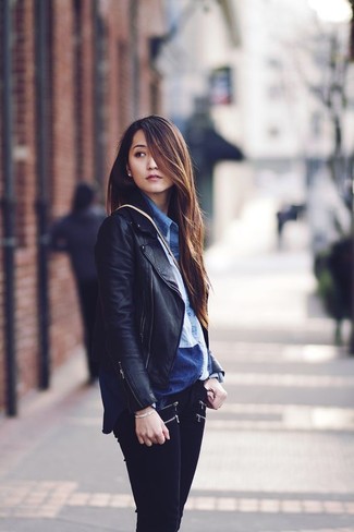 Schwarze enge Jeans kombinieren – 500+ Damen Outfits: Wenn Sie auf der Suche nach der perfekten entspannten Komposition sind, vereinigen Sie eine schwarze Leder Bikerjacke mit schwarzen engen Jeans.