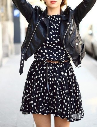 Gepunktetes Freizeitkleid kombinieren – 7 Damen Outfits: Diese Kombination aus einem gepunkteten Freizeitkleid und einer schwarzen Leder Bikerjacke ist eine perfekte Option für einen lockeren Look.