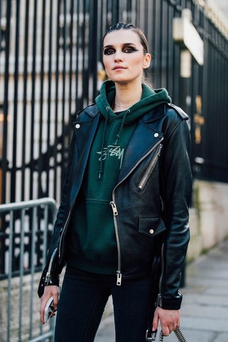 Dunkelgrünen Pullover mit einer Kapuze kombinieren – 6 Damen Outfits: Probieren Sie diese Kombination aus einem dunkelgrünen Pullover mit einer Kapuze und schwarzen engen Jeans, um einen lässigen City-Look zu erhalten.