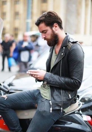 schwarze Leder Bikerjacke, graues T-Shirt mit einem Rundhalsausschnitt, dunkelblaue enge Jeans mit Destroyed-Effekten für Herren