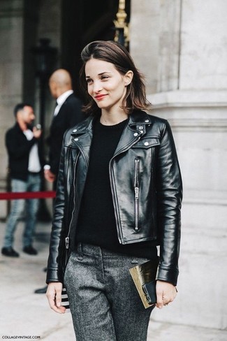 Schwarze Leder Bikerjacke kombinieren – 500+ Damen Outfits: Probieren Sie diese Kombination aus einer schwarzen Leder Bikerjacke und einer grauen Wollanzughose, um einen schicken, legeren Look zu schaffen.