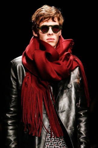 30 Jährige: Roten Schal kombinieren – 16 Casual Herren Outfits kühl Wetter: Für ein bequemes Couch-Outfit, entscheiden Sie sich für eine schwarze Leder Bikerjacke und einen roten Schal.