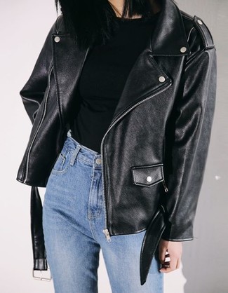 Schwarze Bikerjacke kombinieren – 500+ Damen Outfits: Probieren Sie diese Kombi aus einer schwarzen Bikerjacke und blauen Jeans, um ein stylisches Alltags-Outfit zu schaffen, der in der Garderobe der Frau auf keinen Fall fehlen darf.