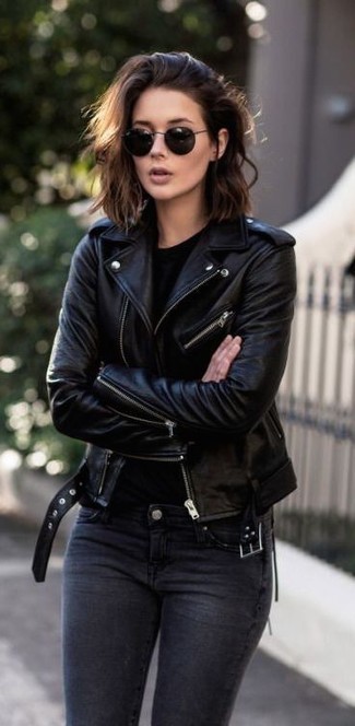 schwarze Leder Bikerjacke, schwarzes T-Shirt mit einem Rundhalsausschnitt, schwarze enge Jeans für Damen