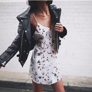 20 Jährige: Kleid kombinieren – 29 Lässige Damen Outfits warm Wetter: Um einen modischen Freizeit-Look zu erzielen, sind ein Kleid und eine schwarze Leder Bikerjacke ganz besonders gut geeignet.