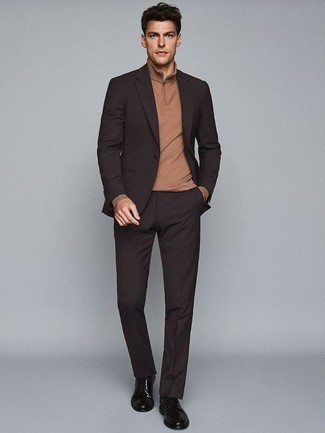 Hellbeige Pullover mit einem Reißverschluss am Kragen kombinieren – 52 Herren Outfits: Entscheiden Sie sich für einen hellbeige Pullover mit einem Reißverschluss am Kragen und einen schwarzen Anzug, um vor Klasse und Perfektion zu strotzen. Schwarze Leder Derby Schuhe sind eine großartige Wahl, um dieses Outfit zu vervollständigen.
