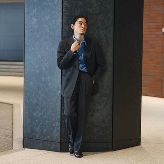 Schwarzen Anzug kombinieren – 858+ Herren Outfits: Kombinieren Sie einen schwarzen Anzug mit einem blauen Chambray Businesshemd für einen stilvollen, eleganten Look. Fühlen Sie sich mutig? Vervollständigen Sie Ihr Outfit mit schwarzen Leder Slippern.