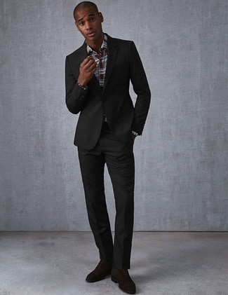 20 Jährige: Braunes Hemd kombinieren – 7 Elegante Herren Outfits: Paaren Sie ein braunes Hemd mit einem schwarzen Anzug für einen stilvollen, eleganten Look. Ergänzen Sie Ihr Outfit mit dunkelbraunen Wildleder Oxford Schuhen, um Ihr Modebewusstsein zu zeigen.