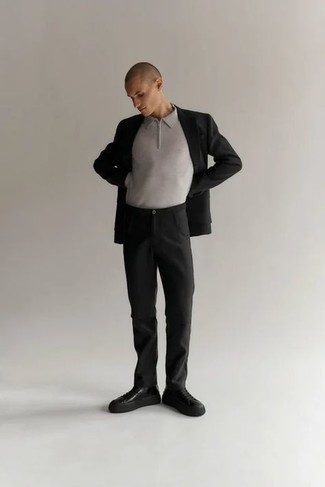 Graues Polohemd kombinieren – 243 Herren Outfits: Kombinieren Sie ein graues Polohemd mit einem schwarzen Anzug für Ihren Bürojob. Bringen Sie die Dinge durcheinander, indem Sie schwarzen Leder niedrige Sneakers mit diesem Outfit tragen.