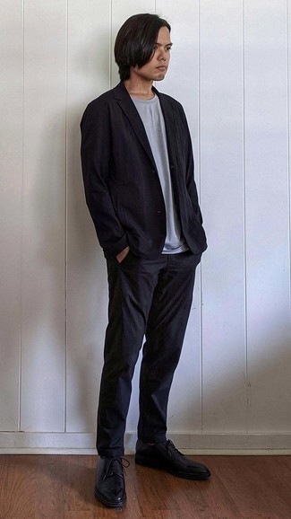 20 Jährige: Dunkelgraues T-Shirt mit einem Rundhalsausschnitt kombinieren – 109 Smart-Casual Herren Outfits: Kombinieren Sie ein dunkelgraues T-Shirt mit einem Rundhalsausschnitt mit einem schwarzen Anzug für Ihren Bürojob. Fühlen Sie sich ideenreich? Vervollständigen Sie Ihr Outfit mit schwarzen Leder Derby Schuhen.
