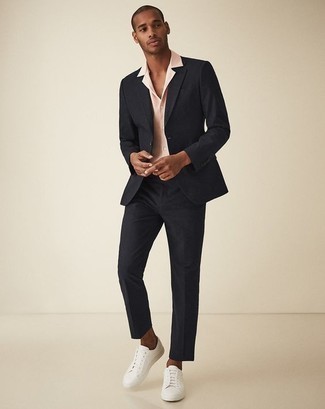 Schwarzen Anzug kombinieren – 224 Smart-Casual Herren Outfits: Kombinieren Sie einen schwarzen Anzug mit einem rosa Kurzarmhemd für einen stilvollen, eleganten Look. Wenn Sie nicht durch und durch formal auftreten möchten, wählen Sie weißen Leder niedrige Sneakers.