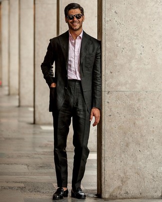 Wie schwarze Slipper mit schwarzen Anzuges zu kombinieren – 155 Herren Outfits: Vereinigen Sie einen schwarzen Anzug mit einem rosa Langarmhemd für einen stilvollen, eleganten Look. Schwarze Slipper sind eine großartige Wahl, um dieses Outfit zu vervollständigen.