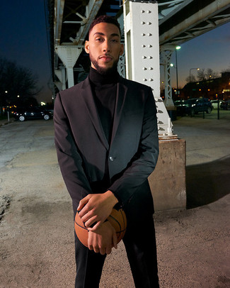 20 Jährige: Schwarzen Rollkragenpullover kombinieren – 22 Elegante Herren Outfits warm Wetter: Vereinigen Sie einen schwarzen Rollkragenpullover mit einem schwarzen Anzug für einen stilvollen, eleganten Look.