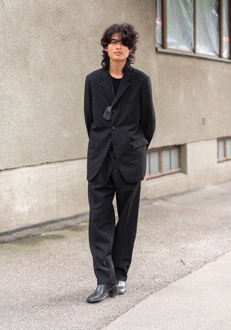 Schwarzen Anzug kombinieren – 224 Smart-Casual Herren Outfits: Kombinieren Sie einen schwarzen Anzug mit einem schwarzen T-Shirt mit einem Rundhalsausschnitt, wenn Sie einen gepflegten und stylischen Look wollen. Fühlen Sie sich ideenreich? Komplettieren Sie Ihr Outfit mit schwarzen Chelsea Boots aus Leder.