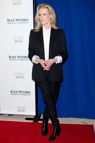 Kim Basinger trägt schwarzer Anzug, weiße Seide Langarmbluse, schwarze Leder Stiefeletten