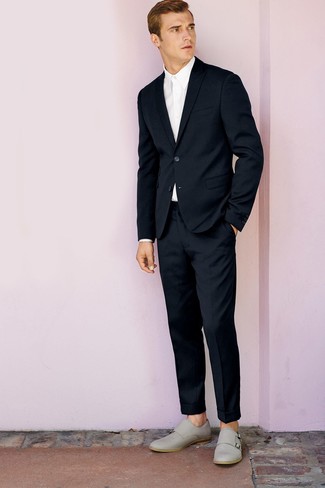 Dunkelgraue Doppelmonks kombinieren – 23 Herren Outfits: Machen Sie sich mit einem schwarzen Anzug und einem weißen Businesshemd einen verfeinerten, eleganten Stil zu Nutze. Suchen Sie nach leichtem Schuhwerk? Vervollständigen Sie Ihr Outfit mit dunkelgrauen Doppelmonks für den Tag.