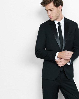 30 Jährige: Wie weißes Businesshemd mit schwarzen Anzuges zu kombinieren – 262 Herren Outfits: Entscheiden Sie sich für einen klassischen Stil in einem schwarzen Anzug und einem weißen Businesshemd.